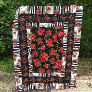 NWT. Hand Crafted Gorgeous Poppies Large Quilt